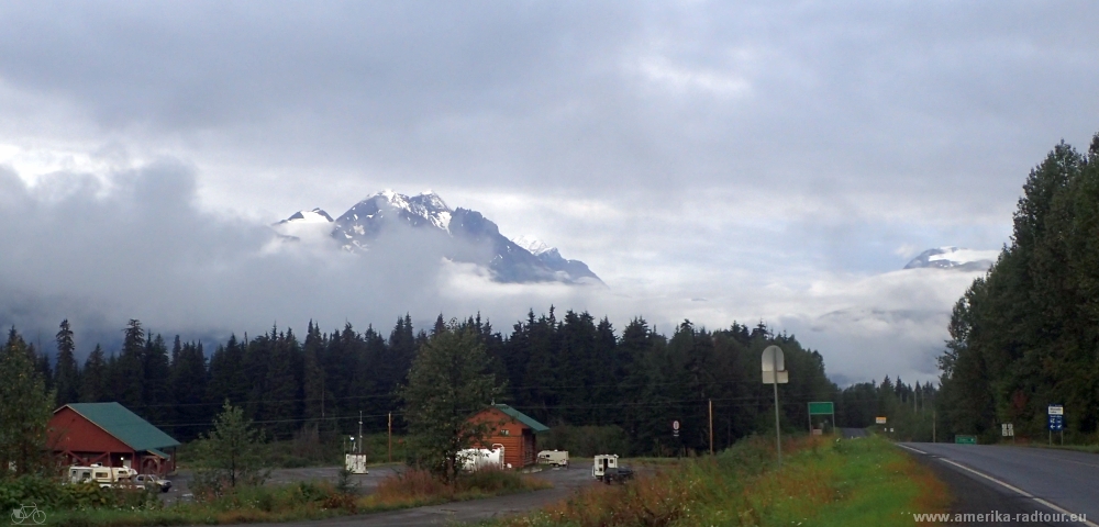 British Columbia and Yukon by bicycle: Cycling the Cassiar Highway northbound. Stage Meziadin Junction - Bell2 Lodge.   