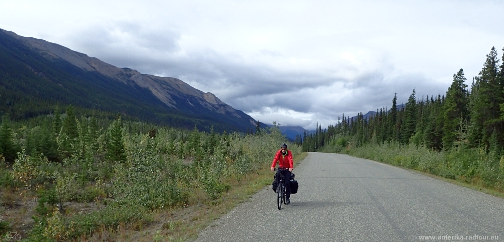 British Columbia and Yukon by bicycle: Cycling the Cassiar Highway northbound. Stage from Jade City to Nugget City on the Alaska Highway.  