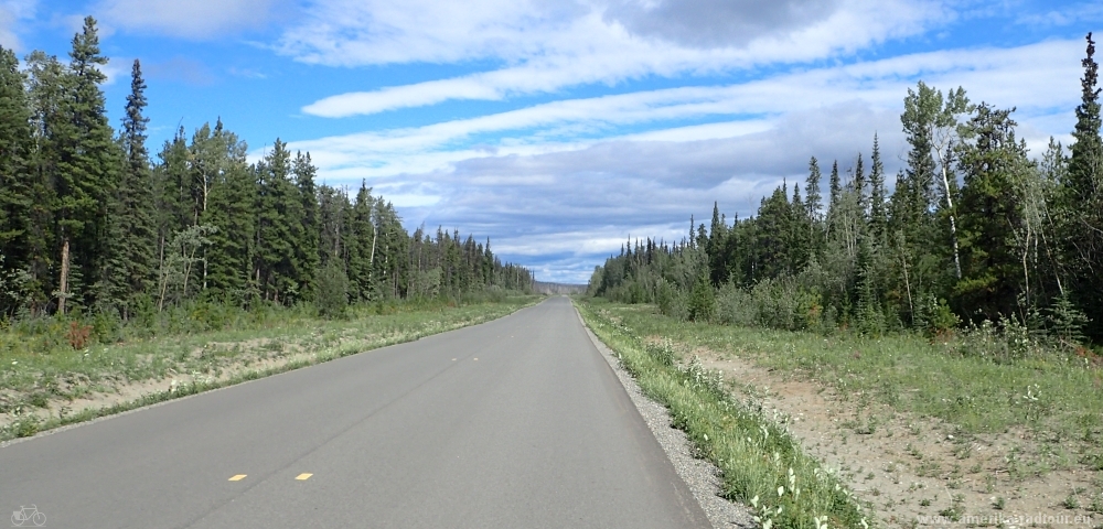 British Columbia and Yukon by bicycle: Cycling the Cassiar Highway northbound. Stage from Jade City to Nugget City on the Alaska Highway.   