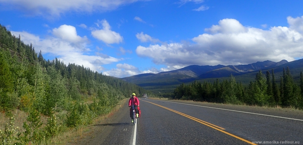 Mit dem Fahrrad von Smithers nach Whitehorse. Radtour über den Yellowhead Highway, Cassiar Highway und Alaska Highway. Etappe Nugget City - Rancheria entlang des Alaska Highways 
