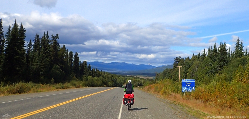 British Columbia and Yukon by bicycle: Cycling the Cassiar Highway and Alaska Highway northbound. Stage from Morley Lake up to Johnsons Crossing. =