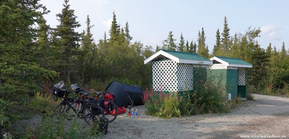 Mit dem Fahrrad von Whitehorse über Dawson City nach Anchorage, Top of the world Highway. Camping at Rest Area km88.  