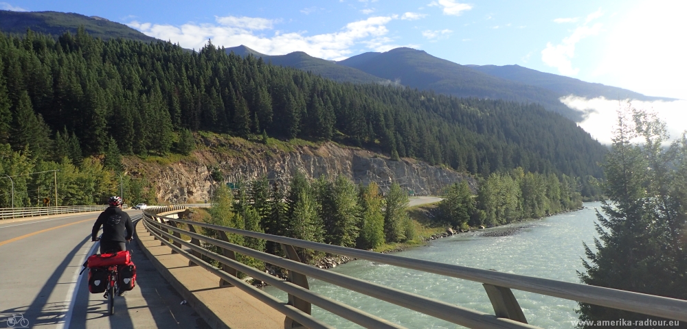 un paseo en bicicleta de Tete Jaune Cache a  Jasper. Yellowhead Highway en bicicleta.