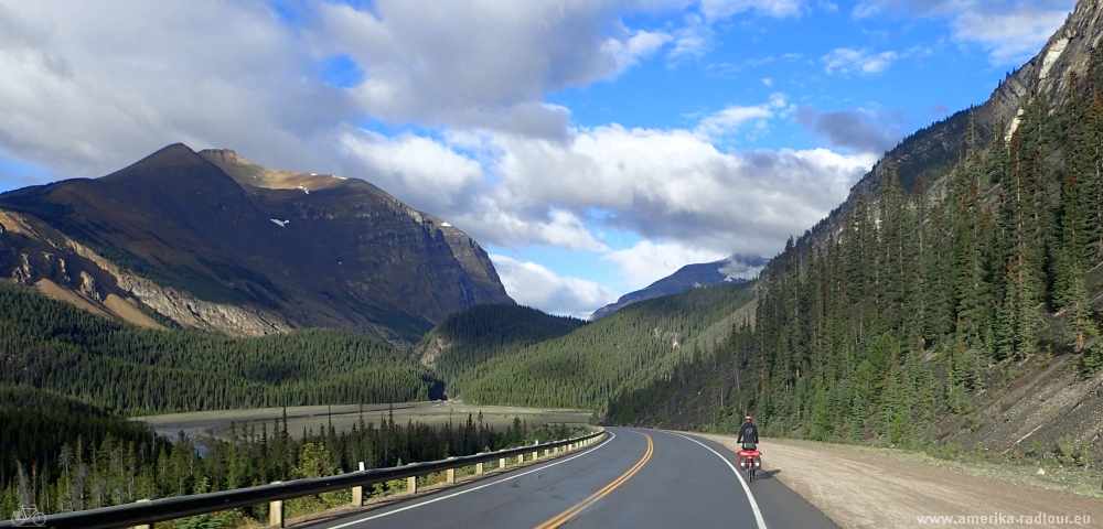 Mit dem Fahrrad von Jasper nach Columbia Icefield. Radtour über den Icefields Parkway.