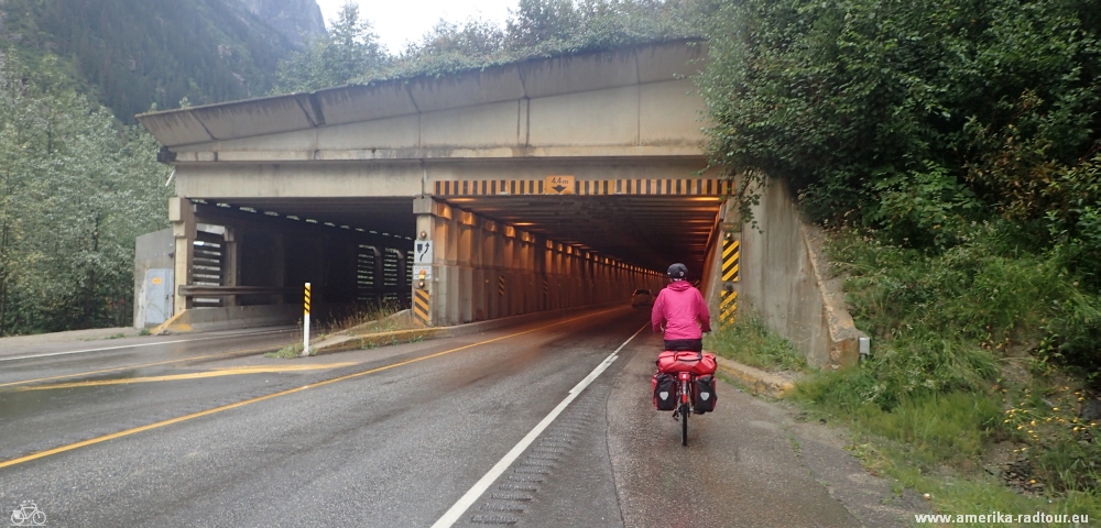 Con la bicicleta de Rogers a Revelstoke. Trayecto sobre la autopista Trans Canada.