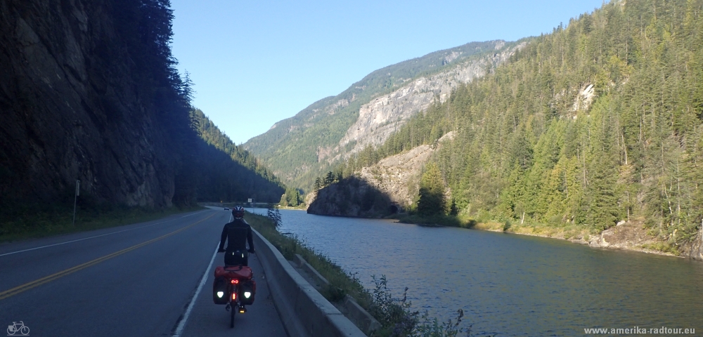 Con la bicicleta de Revelstoke a Salmon Arm. Trayecto sobre la autopista Trans Canada. 