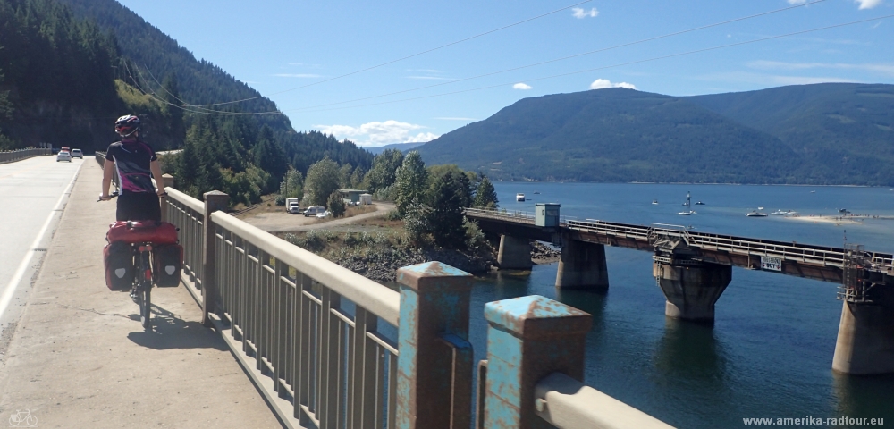 Mit dem Fahrrad von Revelstoke nach Salmon Arm. Radtour über den Trans Canada Highway.