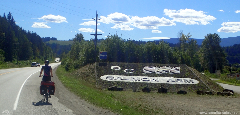 Mit dem Fahrrad von Revelstoke nach Salmon Arm. Radtour über den Trans Canada Highway.