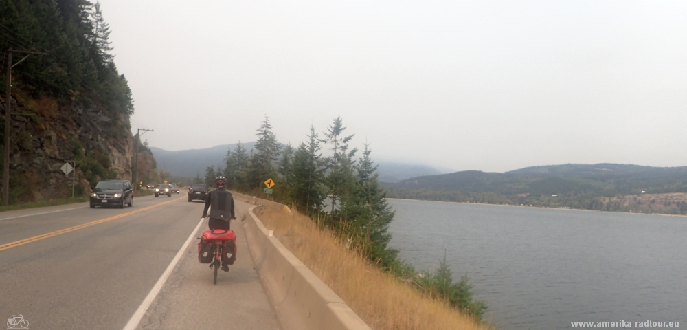 Con la bicicleta de Salmon Arm a Kamloops. Trayecto sobre la autopista Trans Canada. 