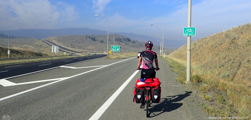 Con la bicicleta desde Kamloops a Cache Creek. Trayecto sobre la autopista Trans Canada. 