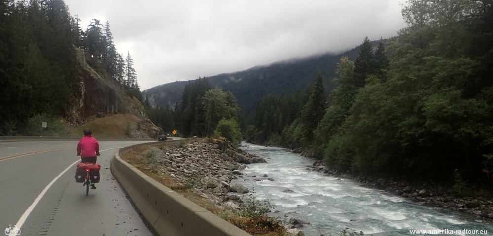 Con la bicicleta desde Whistler a Squamish. Trayecto sobre autopista del mar al cielo / autopista99.