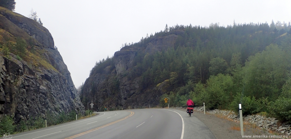 Con la bicicleta desde Whistler a Squamish. Trayecto sobre autopista del mar al cielo / autopista99. 
