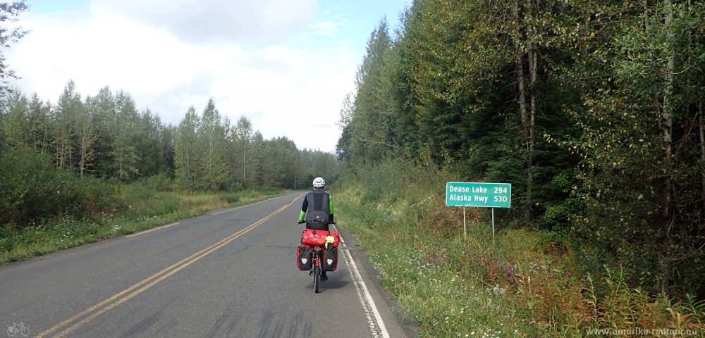 British Columbia and Yukon by bicycle: Cycling the Cassiar Highway northbound. Stage Meziadin Junction - Bell2 Lodge. 