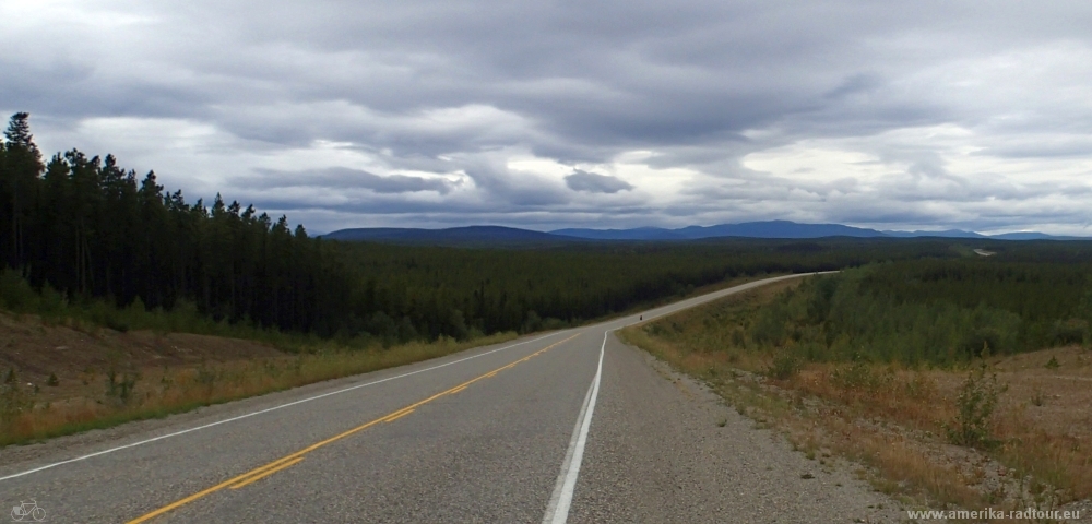 British Columbia and Yukon by bicycle: Cycling the Cassiar Highway and Alaska Highway northbound. Stage from Nugget City to Rancheria. 