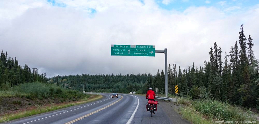 Mit dem Fahrrad von Whitehorse nach Dawson City, Abzweig Klondike Highway 