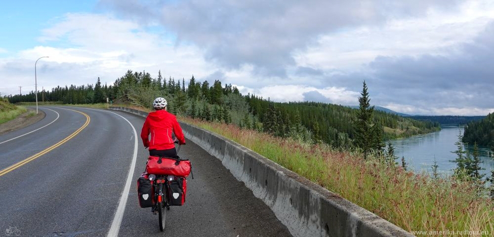 Mit dem Fahrrad über den Klondike Highway von Whitehorse nach Dawson City. 