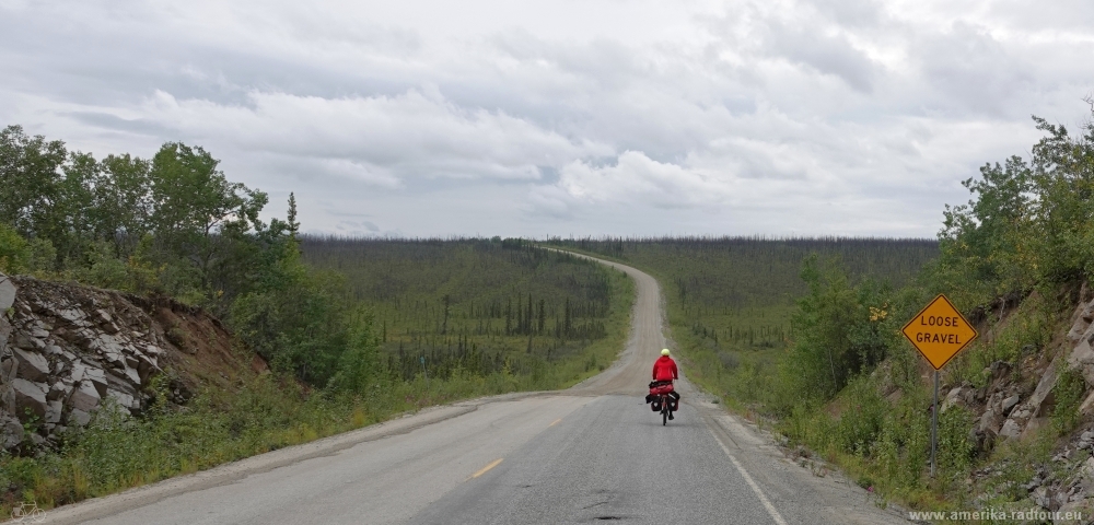 Mit dem Fahrrad von Chicken zum West Fork Campground über den Taylor Highway. 