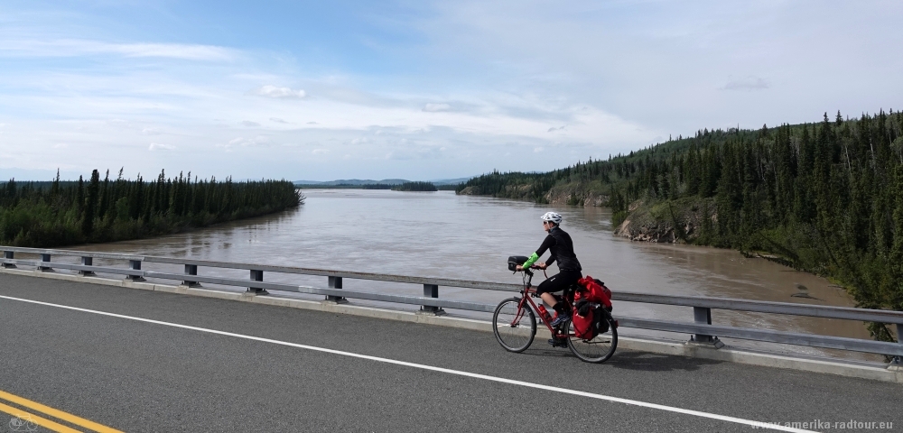 Mit dem Fahrrad über den Alaska Highway: Tanana River Bridge.   