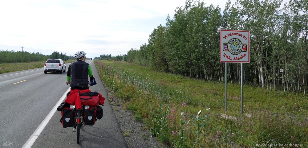 Mit dem Fahrrad über den Alaska Highway nach Tok.   