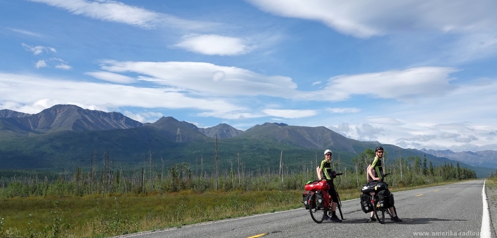 Mit dem Fahrrad über den Alaska Highway Richtung Norden.    