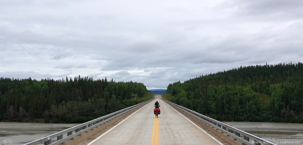 Mit dem Fahrrad über den Alaska Highway Richtung Norden.   