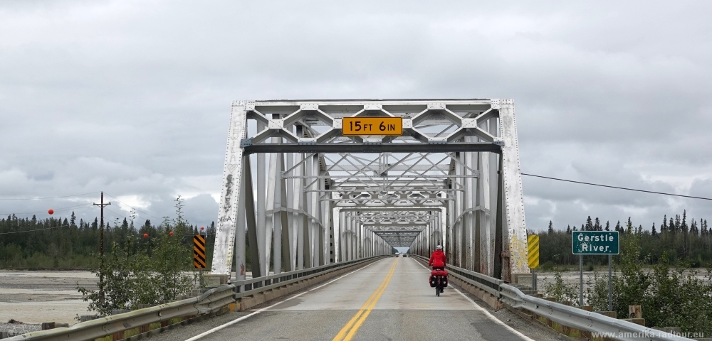 Mit dem Fahrrad über den Alaska Highway Richtung Norden.     