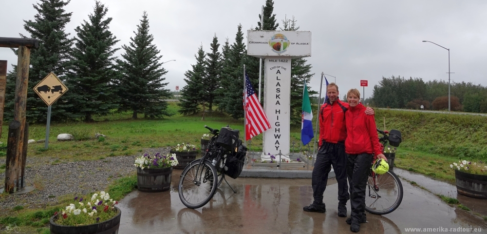 Mit dem Fahrrad nach Delta Junction, dem nördlichen Ende des Alaska Highways.        