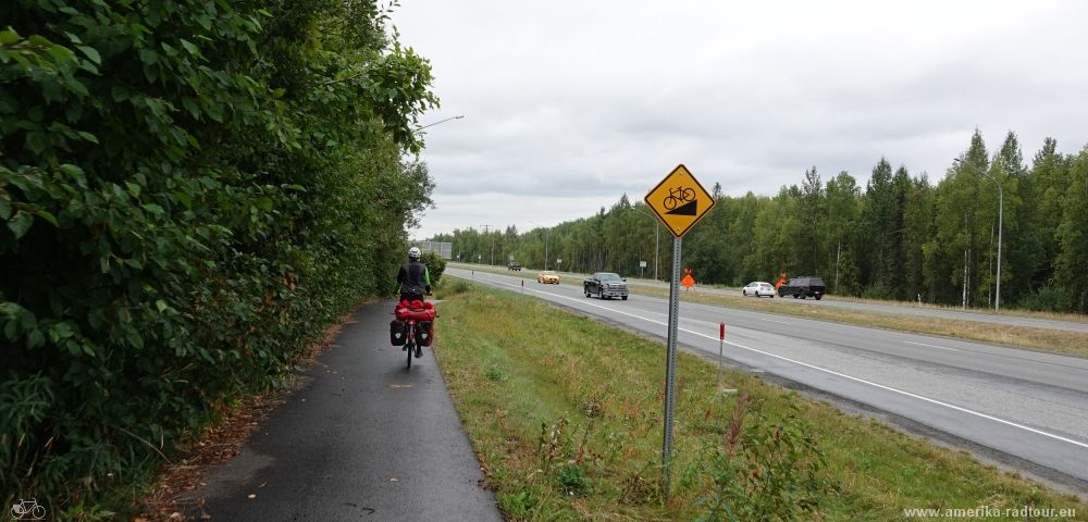 Mit dem Fahrrad über den Parks Highway nach Anchorage.       